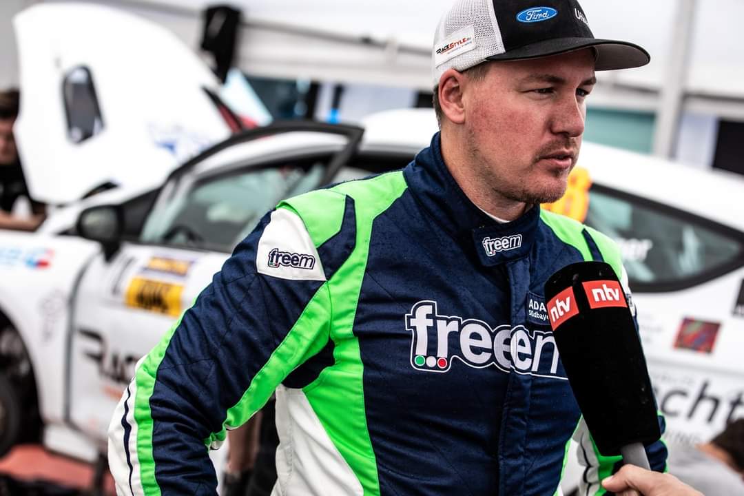 Raffael Sulzinger im ntv-Interview neben dem Rallyeauto