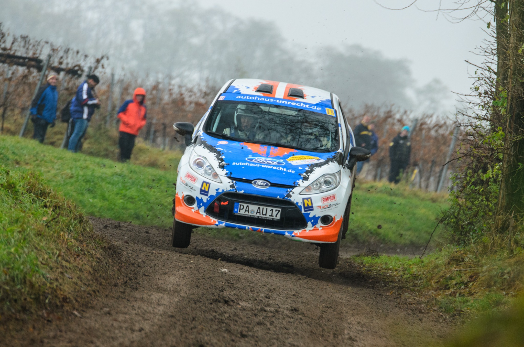 Raffael Sulzinger im Ford Fiesta R2 bei einem Sprung auf einer Schotterprüfung