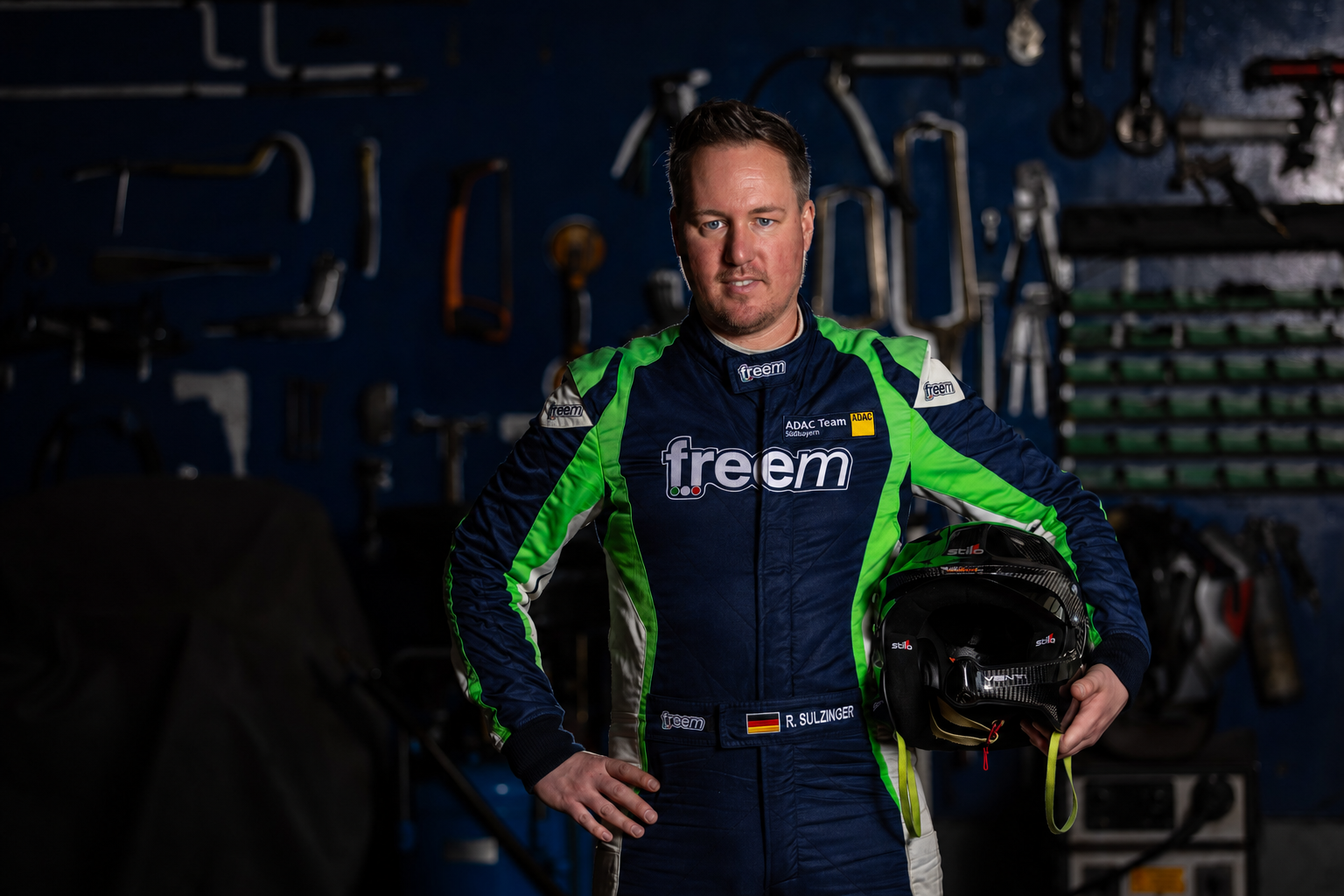 Raffael Sulzinger im Rennoverall mit Rallyehelm